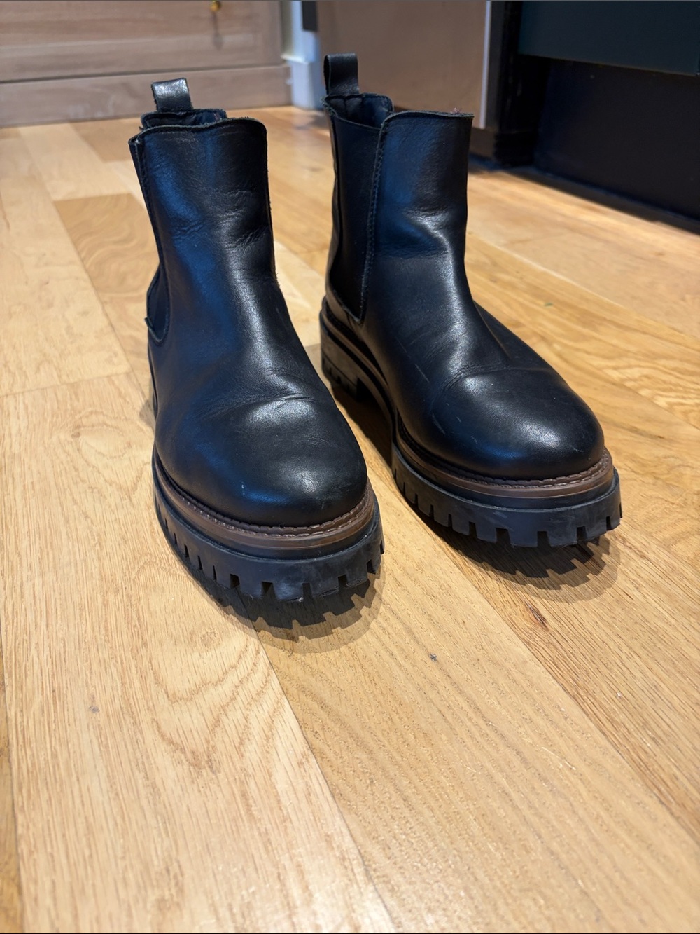 Source Unknown Black Leather Lug-Trim Chelsea Booties